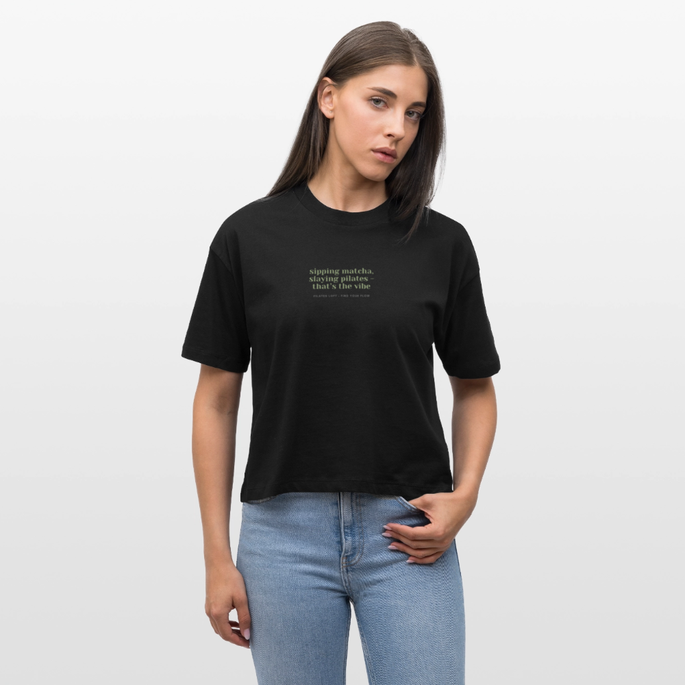 "sipping matcha" boxy T-Shirt - Schwarz