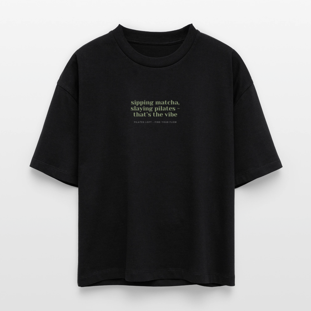 "sipping matcha" boxy T-Shirt - Schwarz